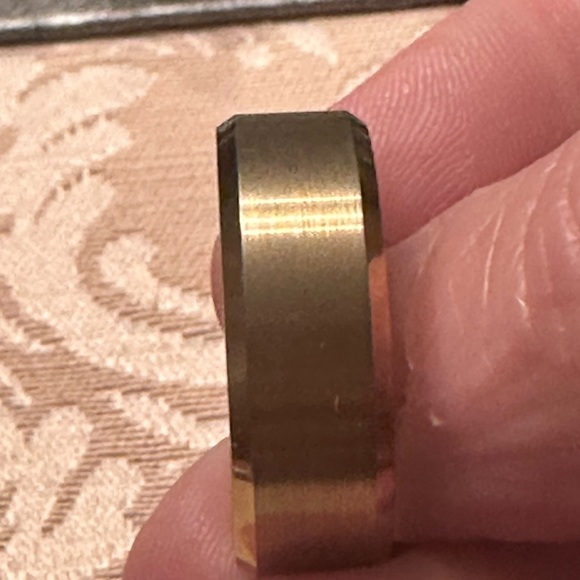 Tungsten yellow gold toned men’s wedding band ring - Picture 4 of 10